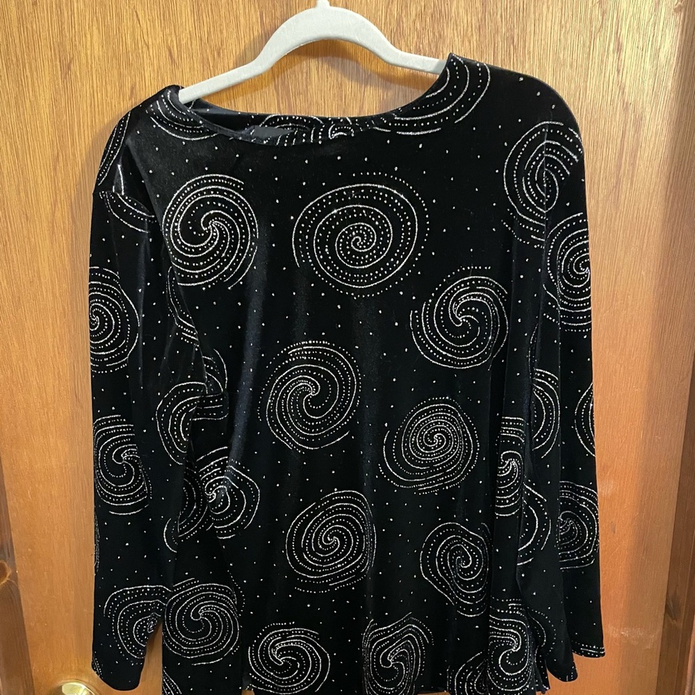 Chic Black Spiral Patterned Top - image 1